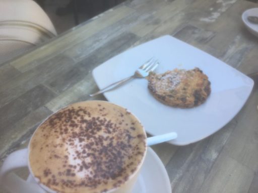 シドニーのテラスカフェのコーヒーとクッキー