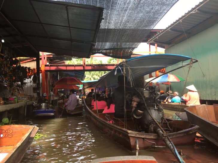 バンコク郊外の水上マーケットを船で移動