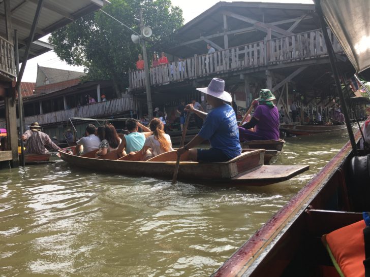 バンコク郊外の手漕ぎ船