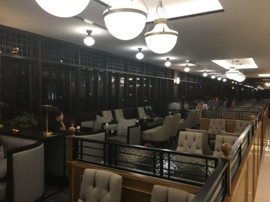 ドンムアン国際空港のコーラルラウンジのテーブルとソファ