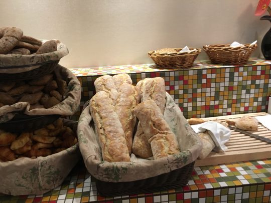 ヘルシンキのホテルセウラフオネの朝食パン