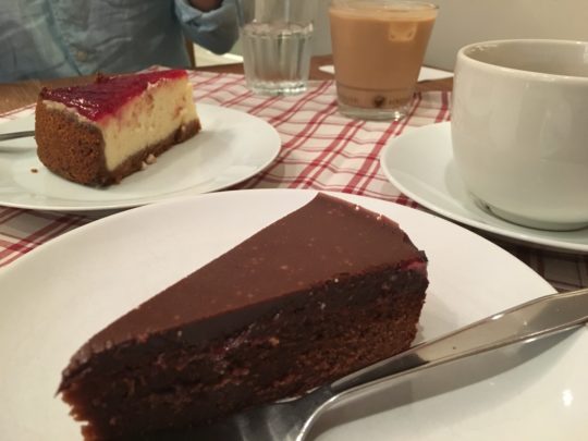 ストックホルムのウンター・カスタニェン カフェのケーキ