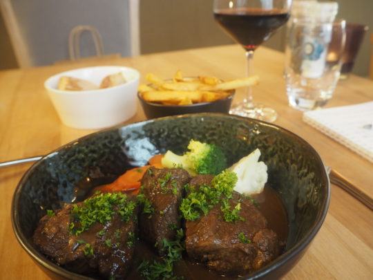 ブリュッセルでおすすめのレストラン"L'ATLIER DE WILLY"の主菜(牛肉のビール煮)