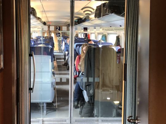 ドイツ鉄道の二等車は2列×2列の座席