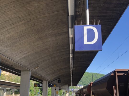 ドイツの鉄道駅のプラットホーム案内