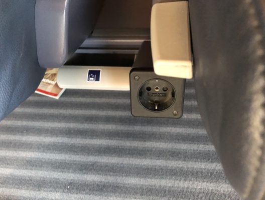 ドイツ鉄道の座席下にあるコンセントプラグ