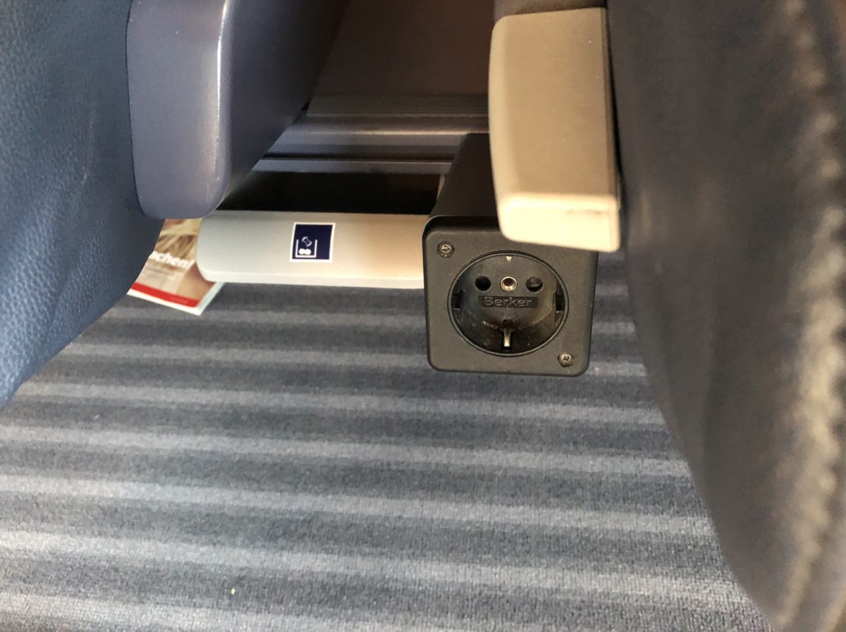 ドイツ鉄道の座席下にあるコンセントプラグ