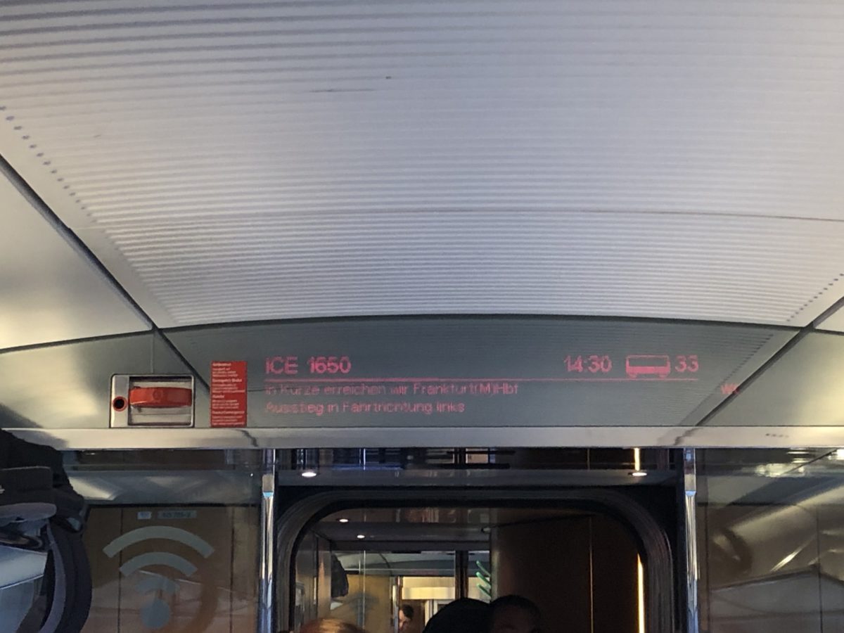 ドイツ鉄道二等車の電光掲示板