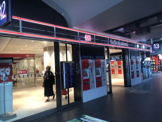 ベルリン中央駅でユーレイルパスを有効化してもらう