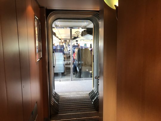 ドイツ鉄道の二等車は廊下も綺麗