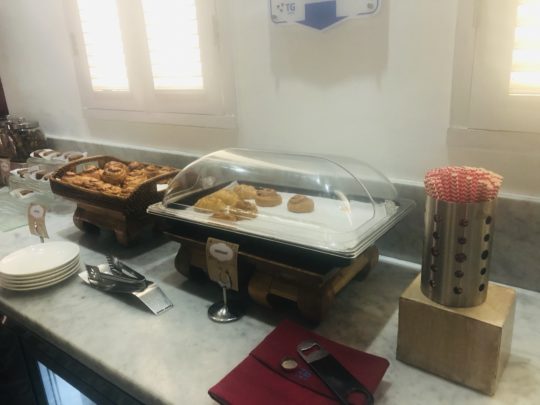 バリ ンガガライ国際空港プライオリティラウンジの食事
