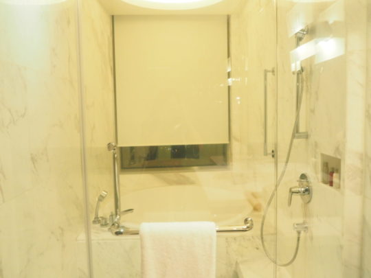バンコクマリオットホテルスクンビットのデラックスルームのシャワールーム