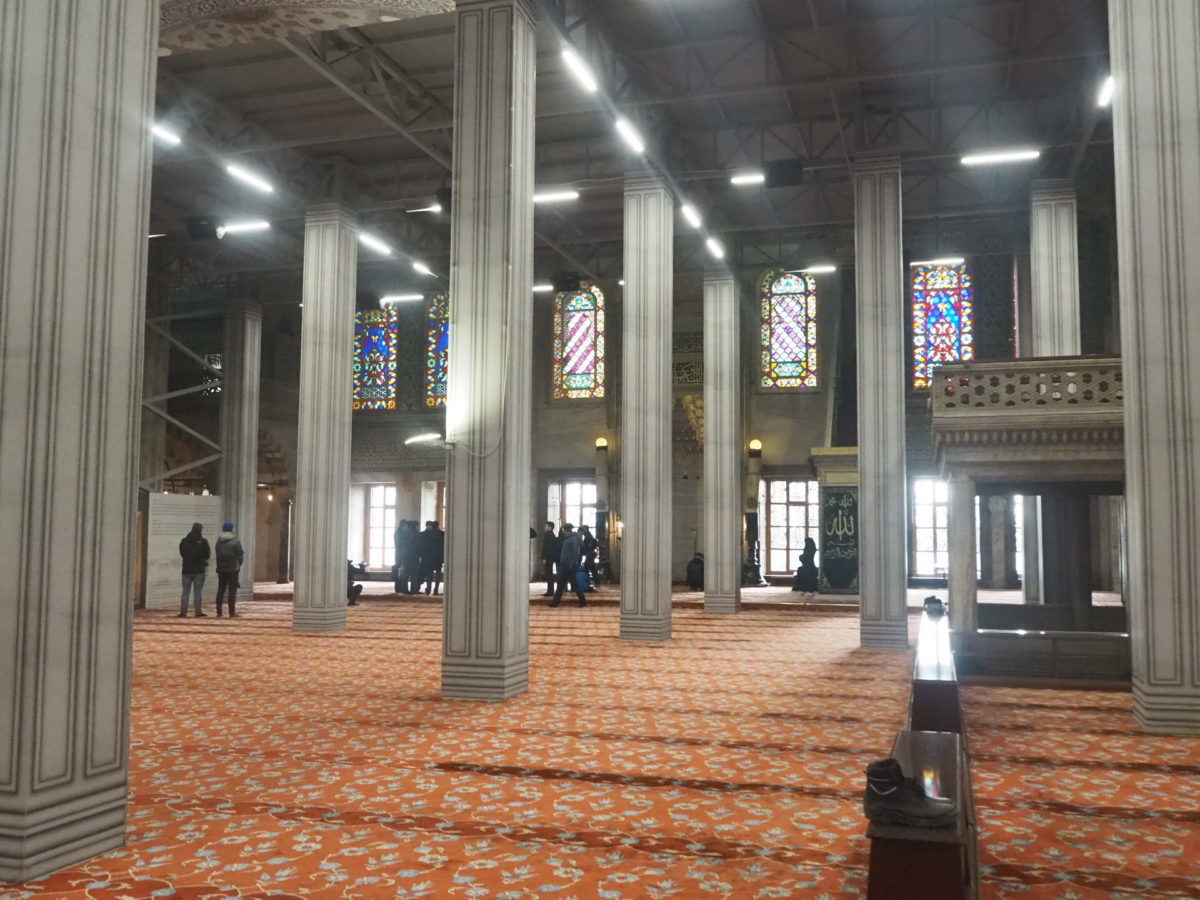 イスタンブール旧市街の観光名所 ブルーモスクの礼拝堂