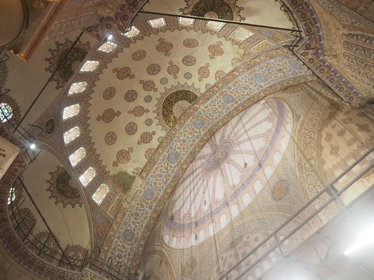 イスタンブール旧市街の観光スポット ブルーモスクの天井壁画
