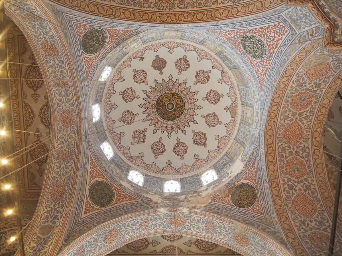 イスタンブール旧市街の観光スポット ブルーモスクの美しい天井