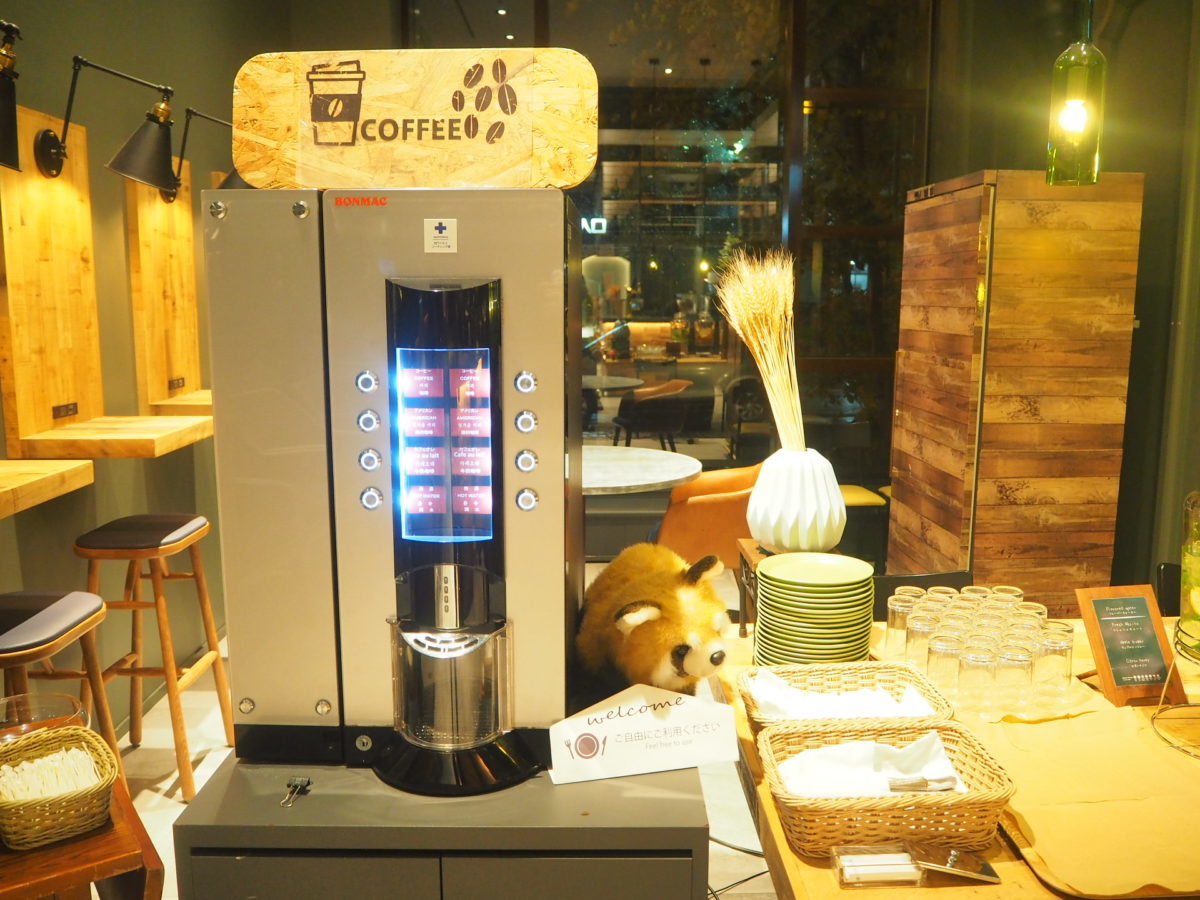 星野リゾートOMO7旭川のラウンジのコーヒーメーカー