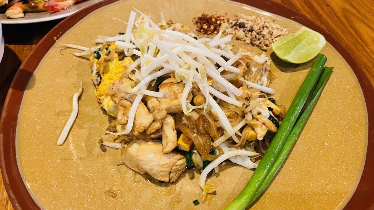 バンコクにあるタイ料理や「Sit and Wonder」の鶏肉のパッタイ