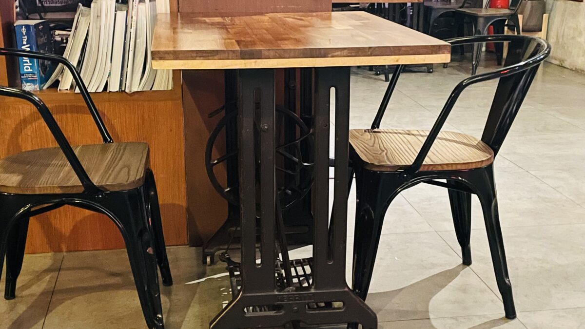 バンコクにあるタイ料理や「Sit and Wonder」のミシンを改造したテーブル
