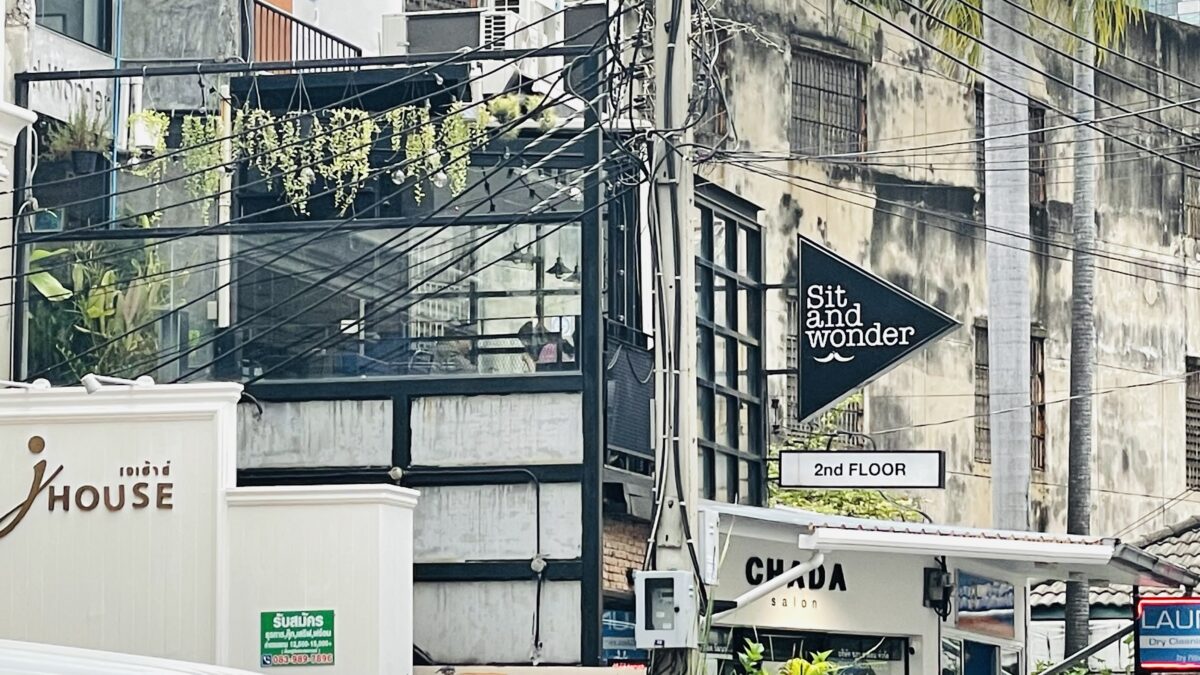 バンコクにあるタイ料理や「Sit and Wonder」の看板