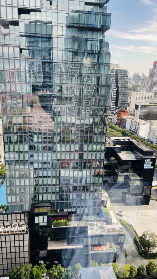 Wバンコクホテルの窓越しに見えるマハナコンスカイタワー