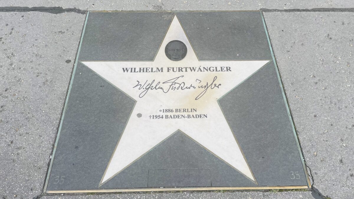 ウィーン楽友協会前にあるフルトヴェングラーのサイン