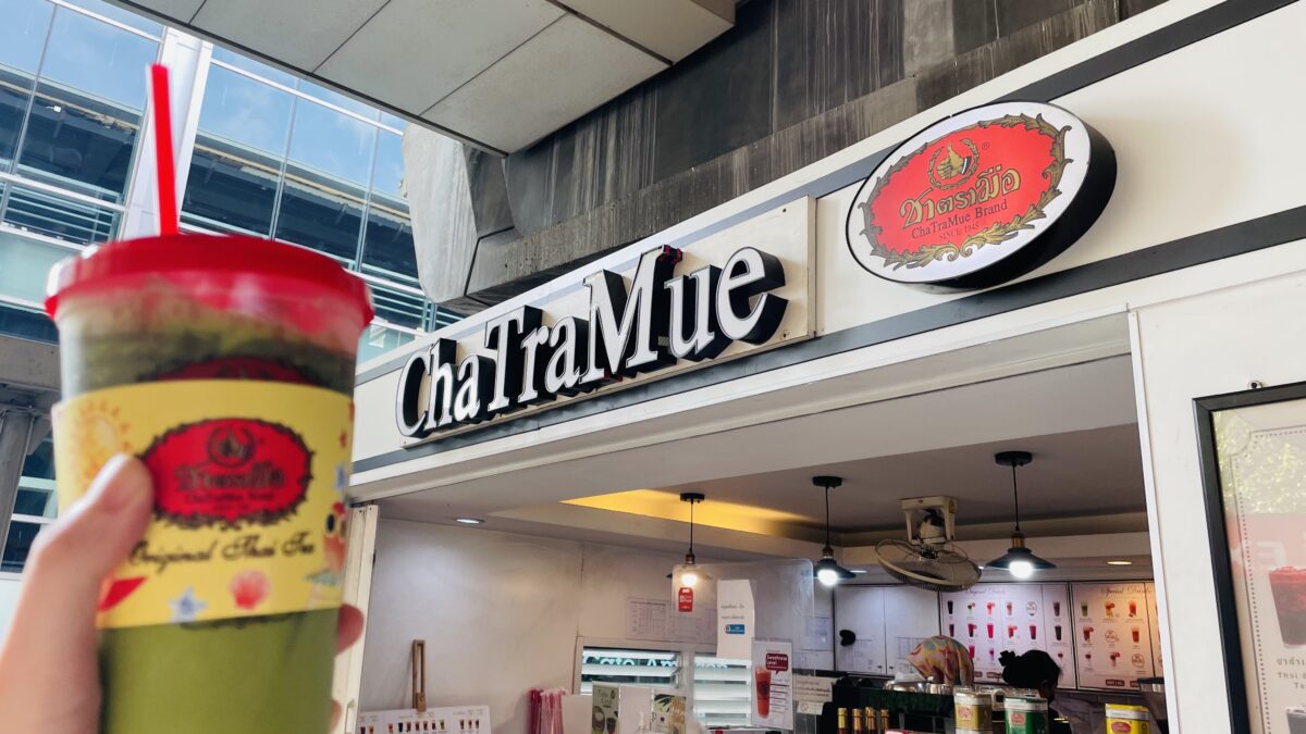 Cha Tra Mue（チャトラムー）の店舗とミルクミルクグリーンティー@パヤタイ駅