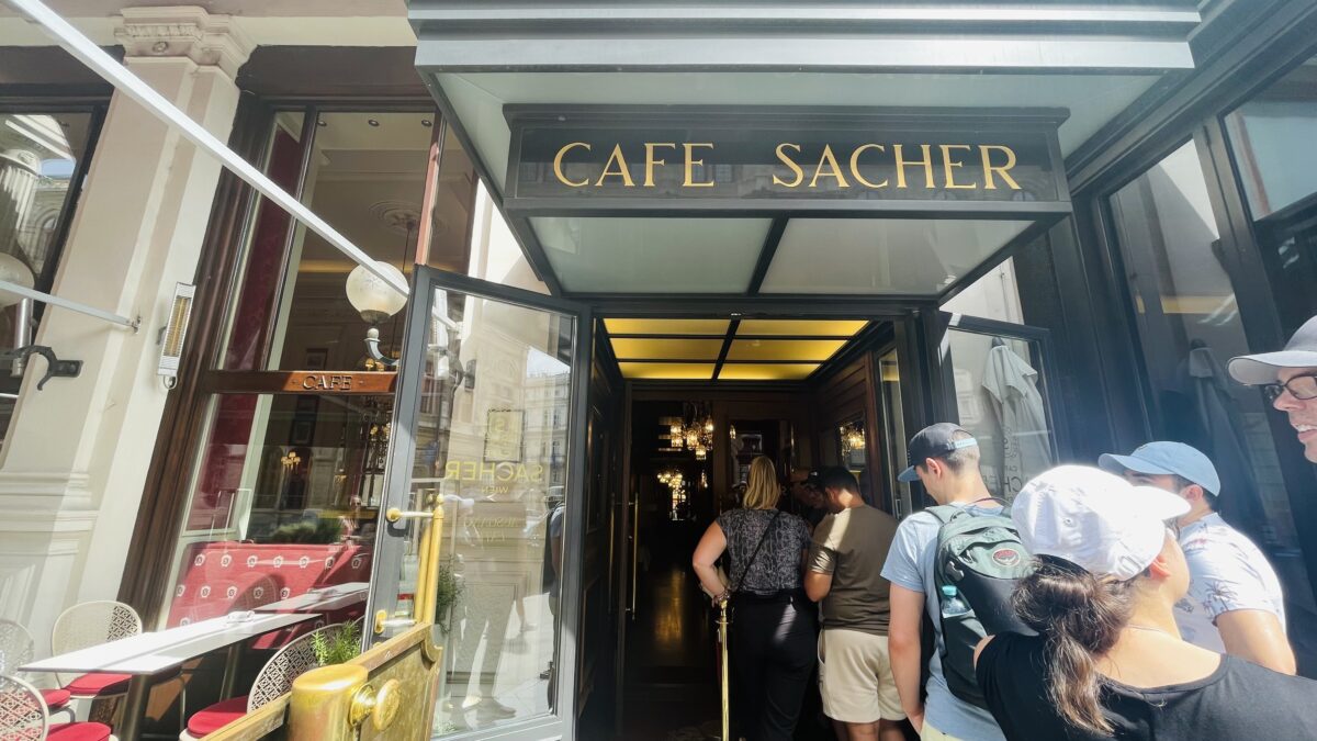 ウィーンにあるカフェザッハーの入口で待つ人々