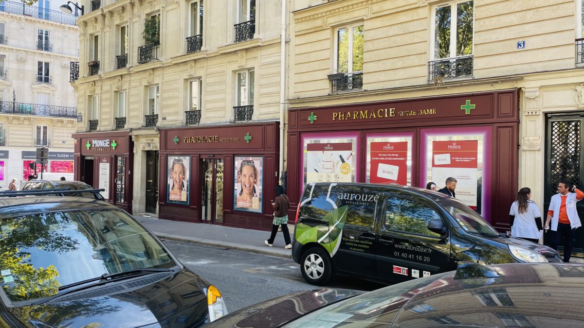 パリの激安薬局ファーマシーモンジュの外観