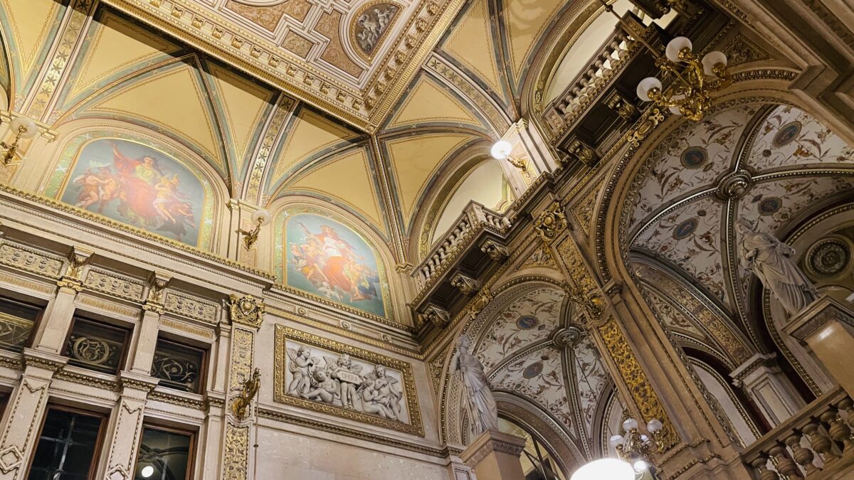 ウィーン国立歌劇場のロビー天井（別角度）