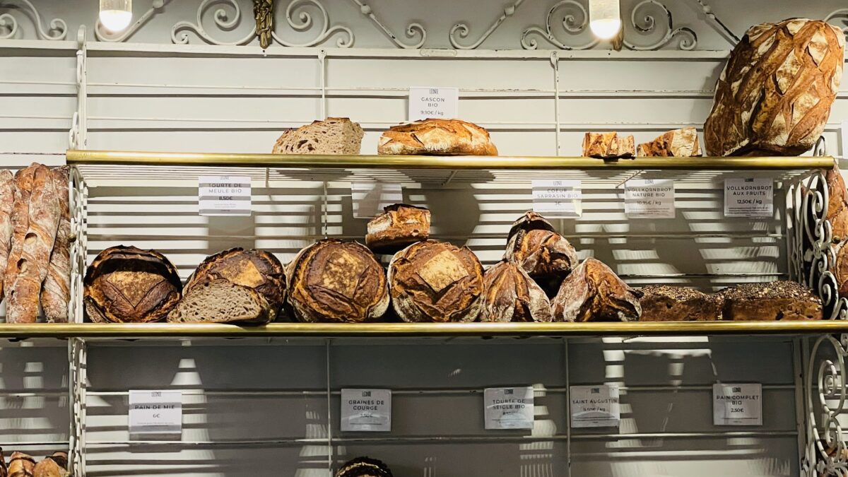 オテル メルキュール パリ 17 バティニョル近くのパン屋 LEONIEの棚に並んだパン