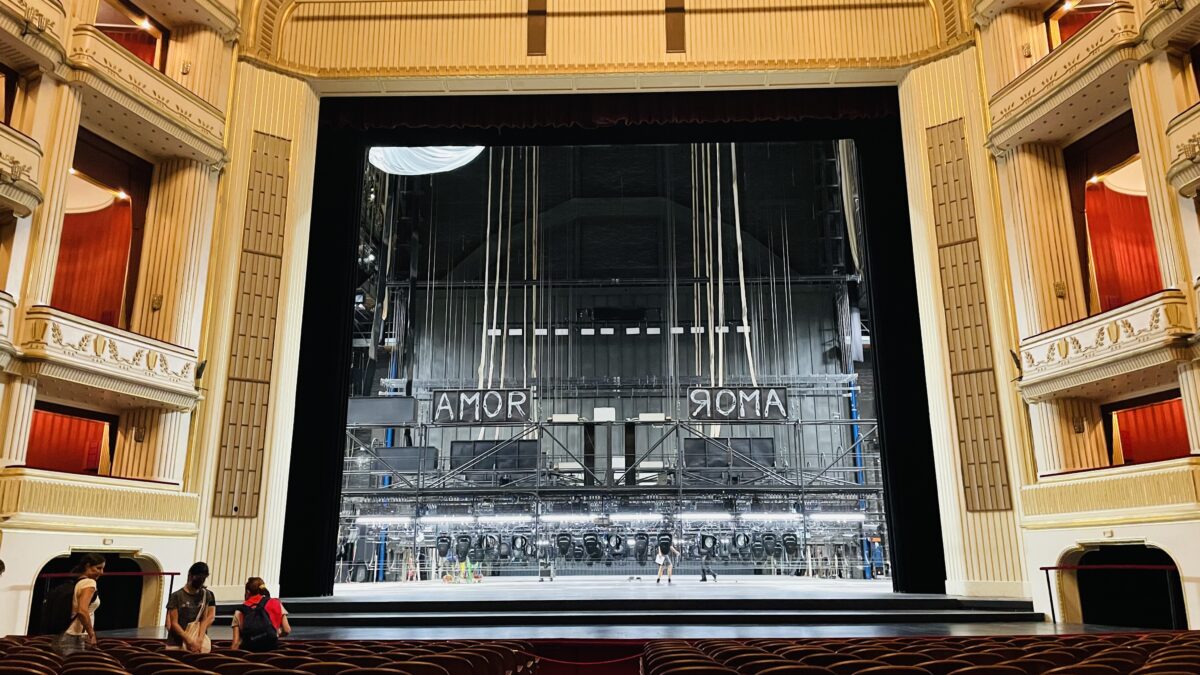 ウィーン国立歌劇場のアリーナ席から見た見た舞台