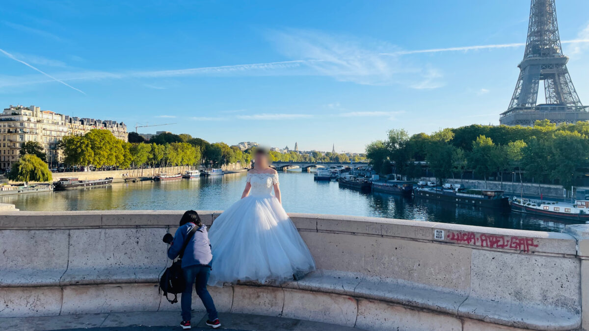 パリのウェディングフォト　セーヌ川を背景にカメラマンと