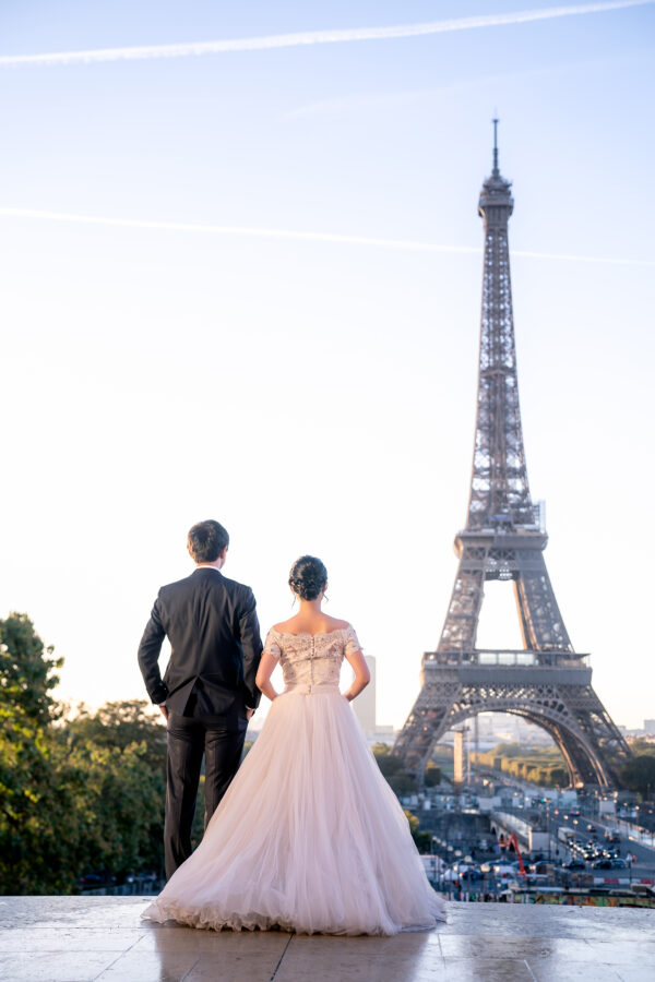 エッフェル塔を背景にウェディングの前撮り パリにて