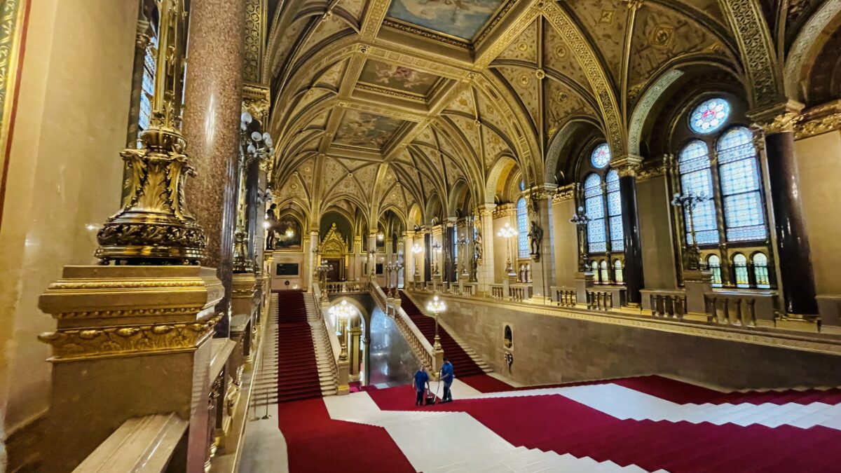 ハンガリー国会議事堂のレッドカーペット