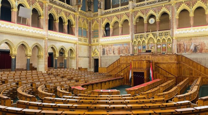 ハンガリー国会議事堂見学ツアーに参加 / 歴史やメンテナンス秘話が面白い！