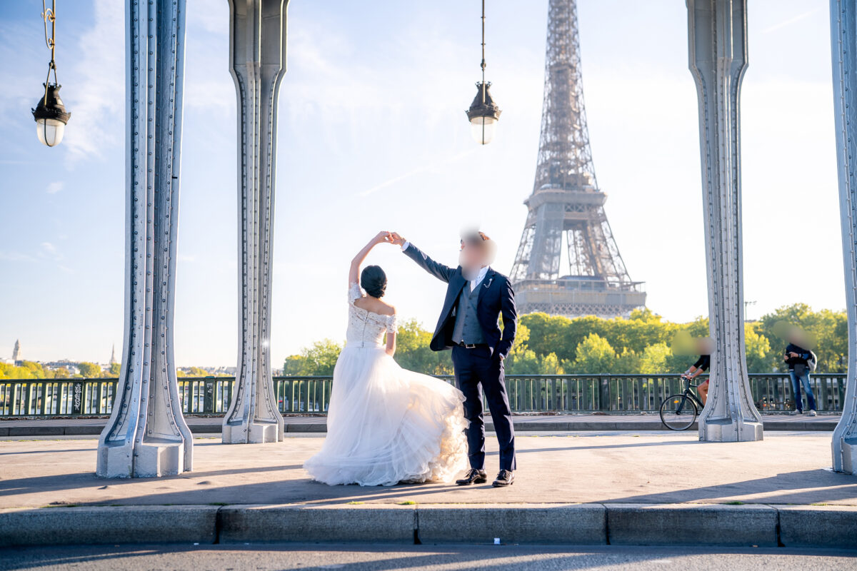 パリのウェディングフォト　ドレスを着た花嫁が回っているシーン