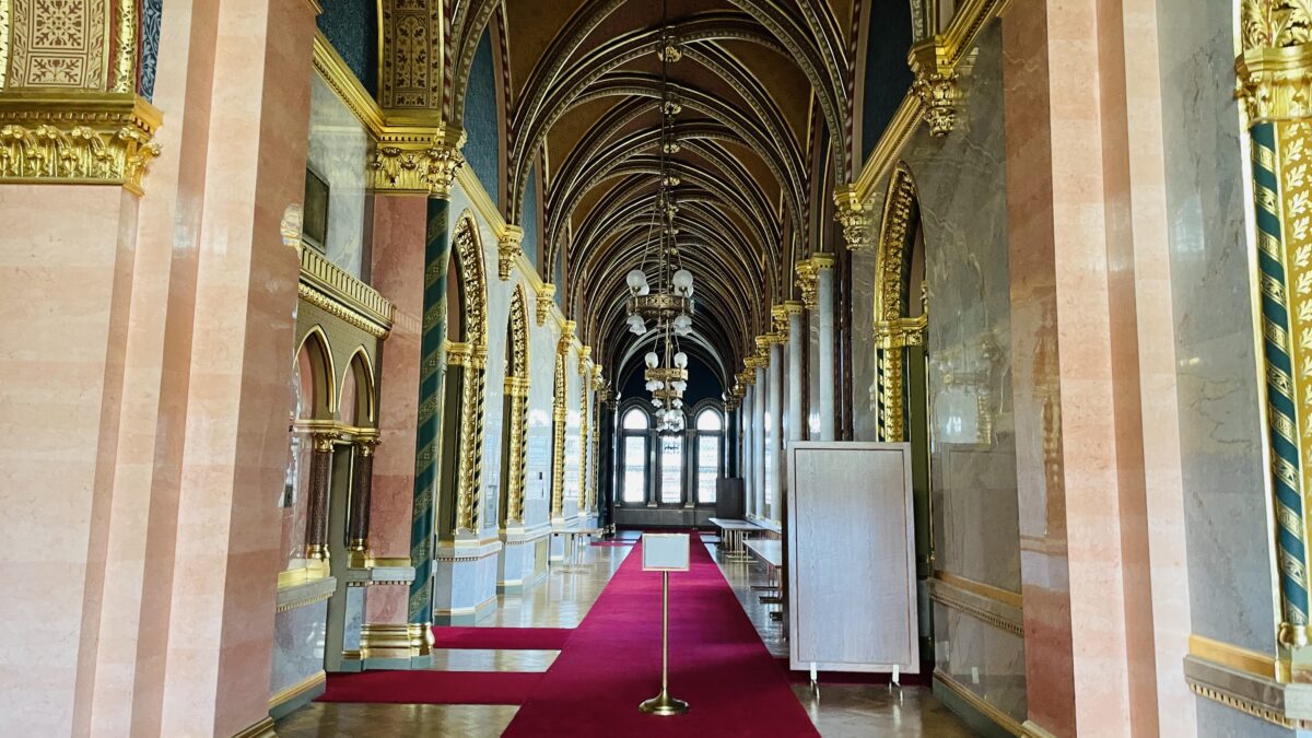 ハンガリー国会議事堂のレッドカーペットの廊下