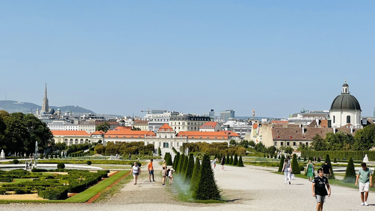 ウィーンのベルヴェデーレ宮殿上宮から見える庭園