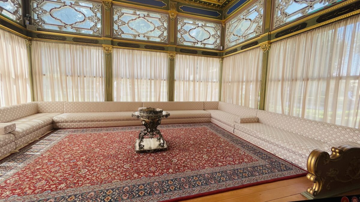 イスタンブールトプカプ宮殿内の四阿のソファと絨毯
