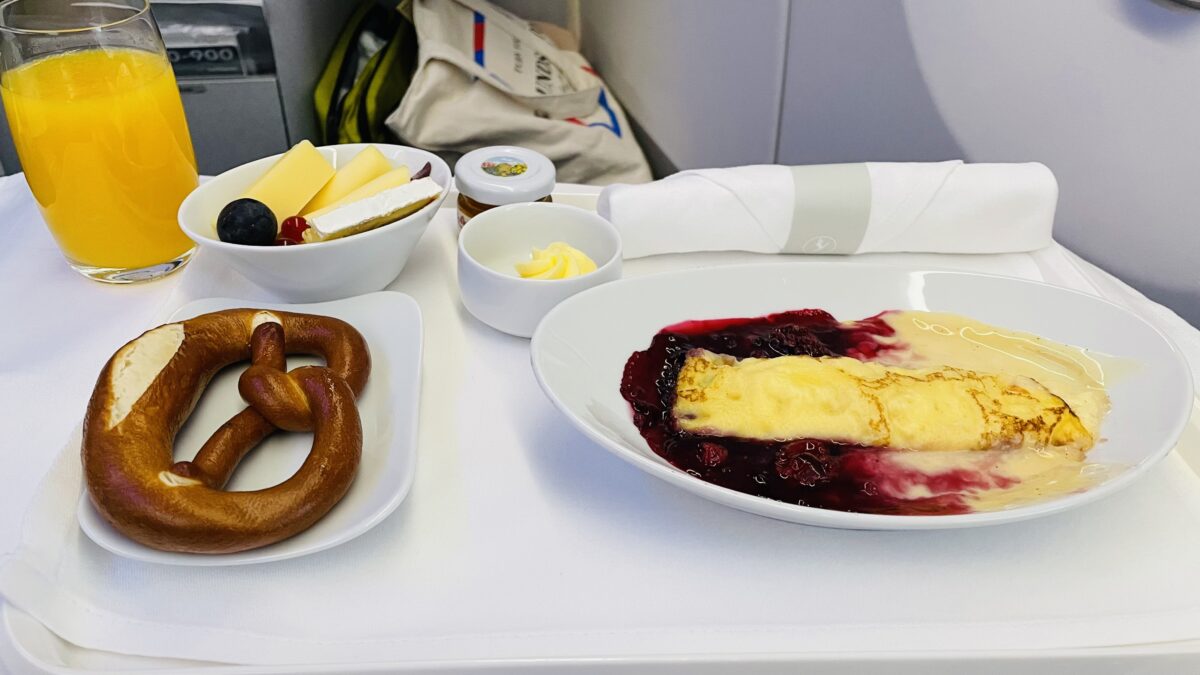 ルフトハンザ航空ビジネスクラスの朝食クレープ