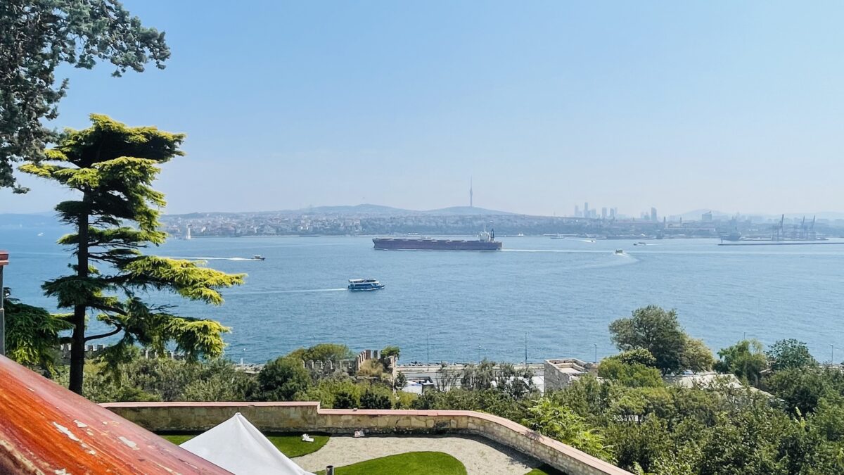 イスタンブールトプカプ宮殿の端から見たボスポラス海峡
