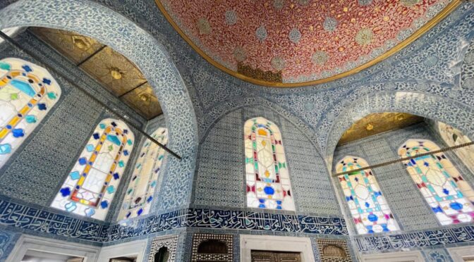 イスタンブールトプカプ宮殿内のステンドグラスとタイル
