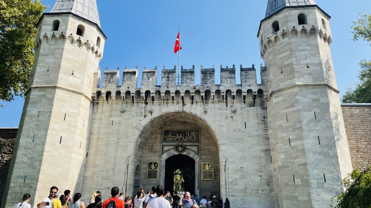 イスタンブールトプカプ宮殿の入口（儀礼の門）