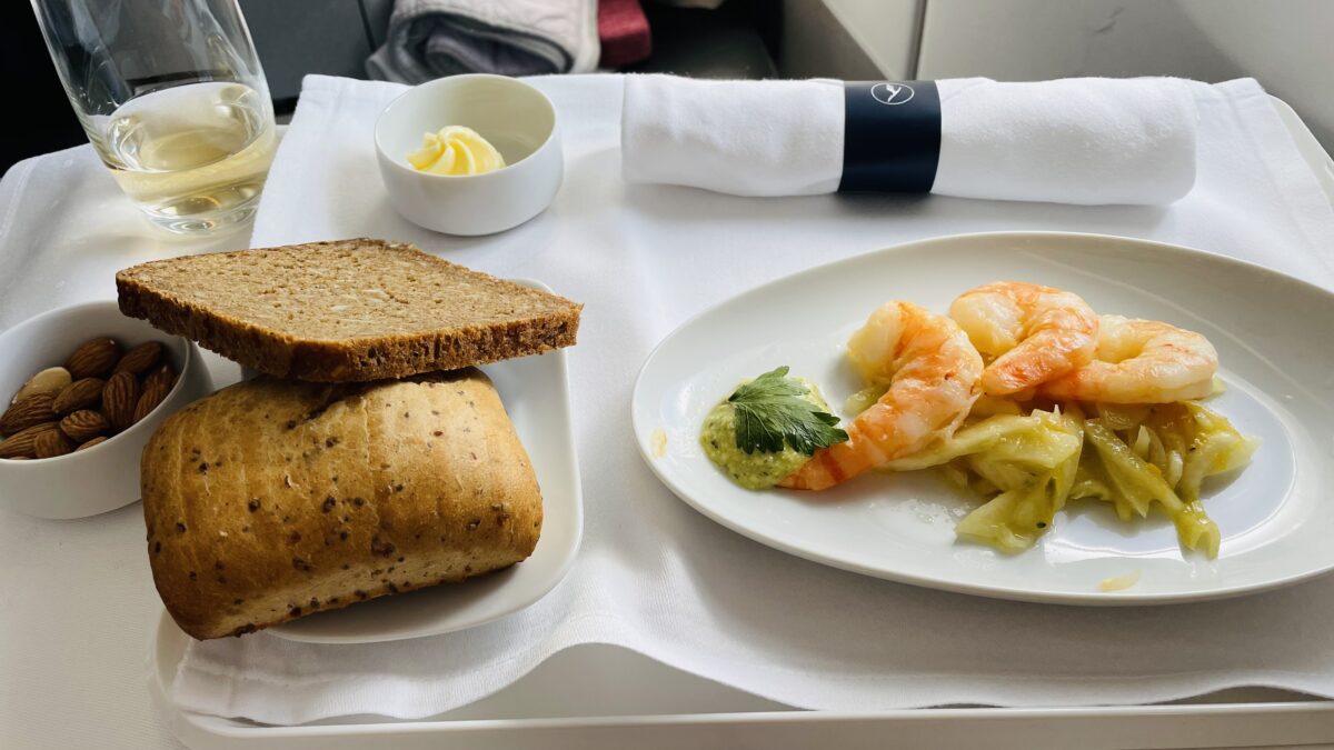 ルフトハンザ航空ビジネスクラスの食事（エビとセロリの冷製サラダ）