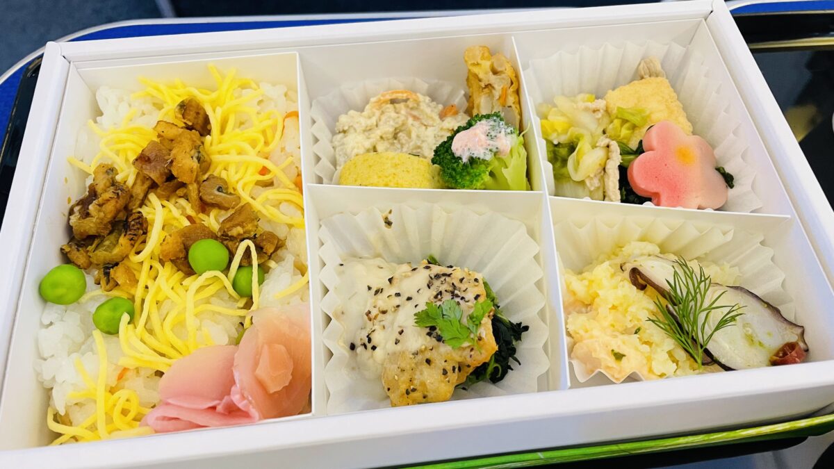 広島発東京行きANA678便プレミアムクラスの昼食（穴子チラシ）