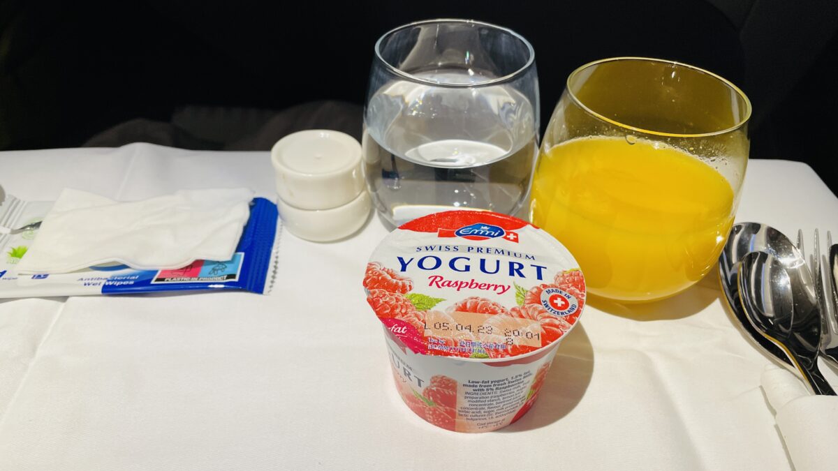 シンガポール航空ビジネスクラス機内食 朝食のヨーグルト