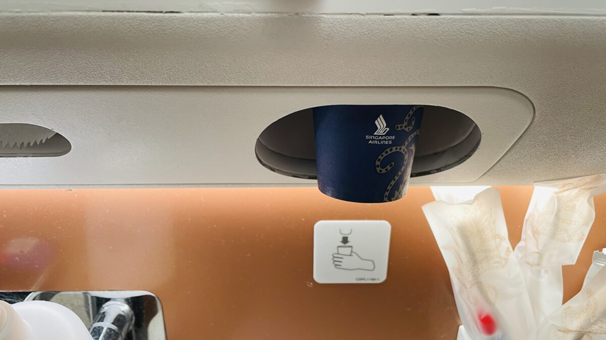 シンガポール航空ビジネスクラス トイレの紙コップ