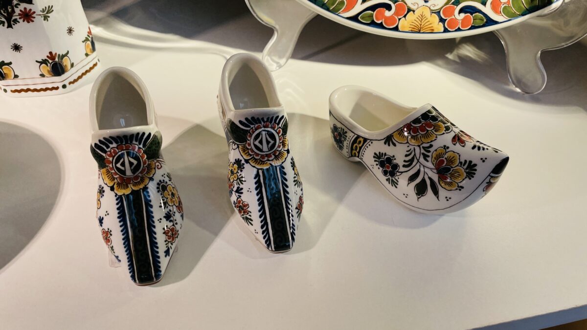 ロイヤルデルフト（Royal Delft）のお土産ショップ 陶器の靴