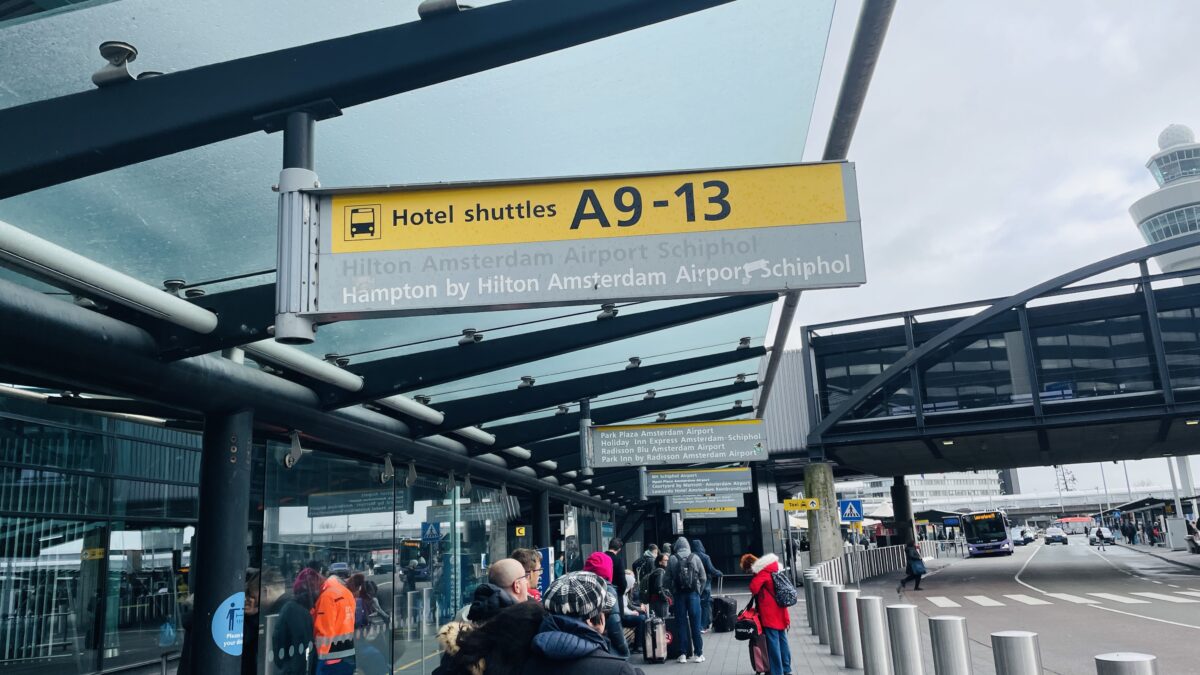 アムステルダム・スキポール空港A9-13のバス乗り場