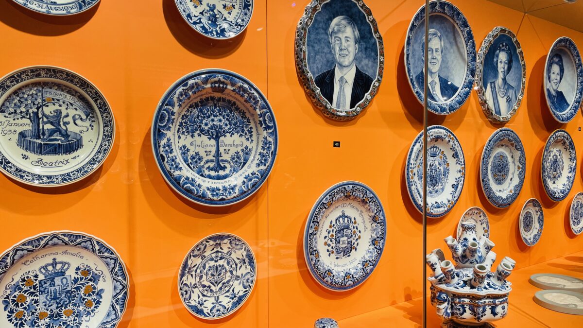 ロイヤルデルフト（Royal Delft）のお皿のディスプレイ